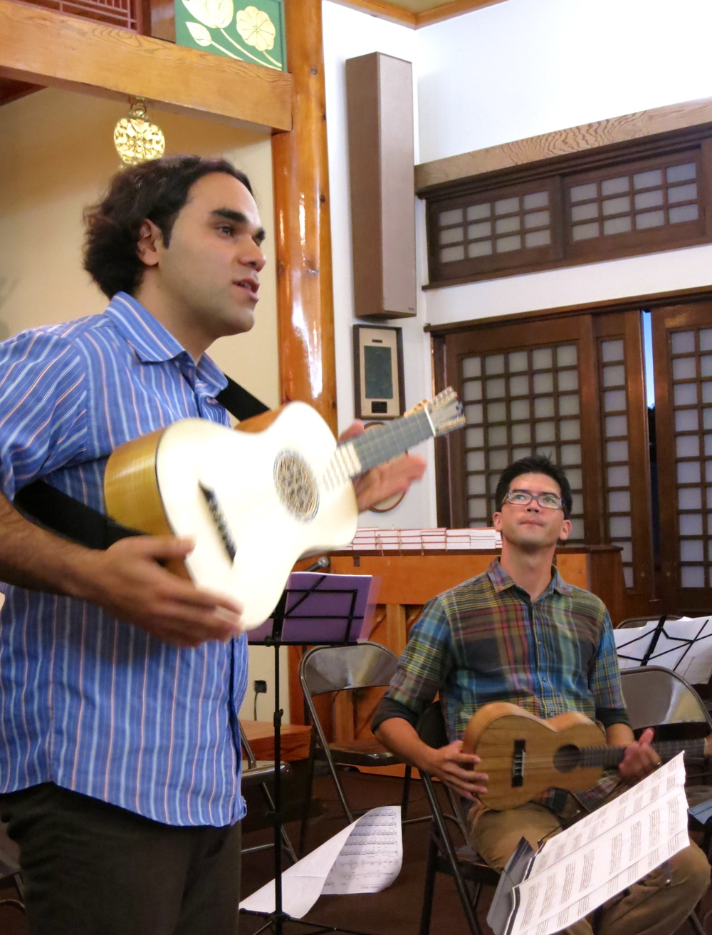 Arash Noori (baroque guitar) and Ian O'Sullivan (ukulele) at the Lahaina Jodo Mission (2014)