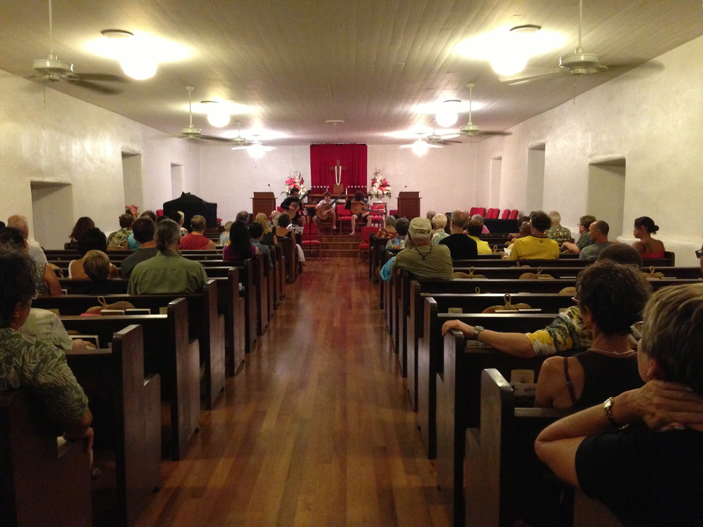 Ming-Jui Liu performing at Keawala'i Church, Makena (2013)